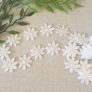 White daisy lace trim, 2 metre length