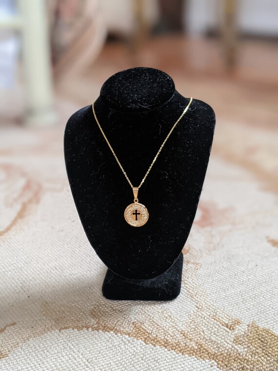Round Cross Cutout Necklace 18K Gold 