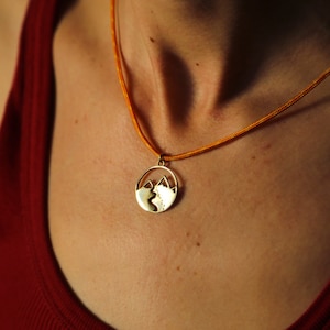 Messing bergketting met besneeuwde top, freeride skispoor, koord met een diameter van 2 mm met schuifknoop om het aan te passen