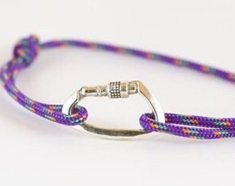 Miniature carabiner bracelet in 925 silver mounted on a 2mm diameter cord with a sliding knot to adjust it, colors to choose from