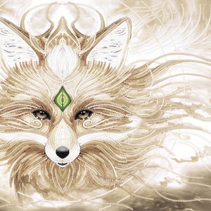 Op de afbeelding: Een close-up van het gezicht van een vos, gemaakt met kralen. De vos heeft een groene edelsteen op zijn voorhoofd en zijn vacht is lichtbruin. De achtergrond is lichtbruin en wit.