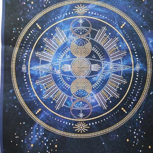 Pode incluir: Um design de mandala azul e dourado com um fundo estrelado. O design apresenta um círculo com um círculo menor dentro e uma estrela no centro. O design é cercado por um anel de círculos e estrelas menores.