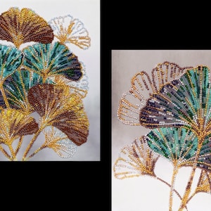 Könnte beinhalten: Nahaufnahme von zwei Perlen-Ginkgoblatt-Designs. Die Blätter sind eine Mischung aus braunen, goldenen, grünen und weißen Perlen. Die Designs sind auf weißem Hintergrund.