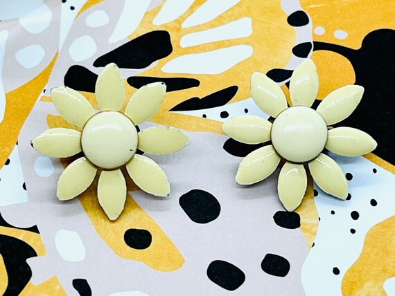 Off-White Flower Power Clip Earrings, 1960s - image 5
