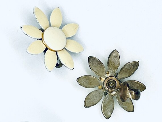 Off-White Flower Power Clip Earrings, 1960s - image 10