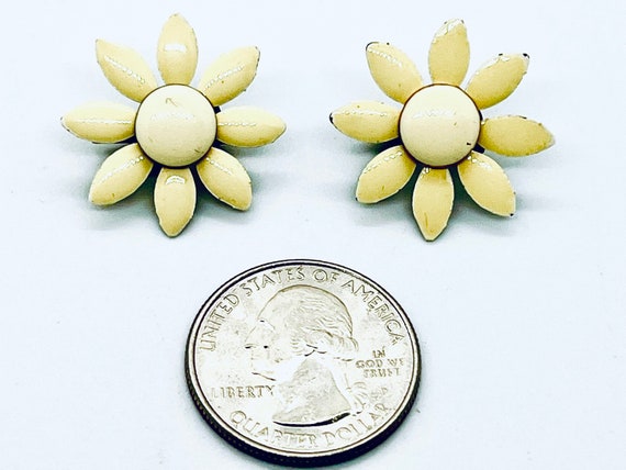 Off-White Flower Power Clip Earrings, 1960s - image 2