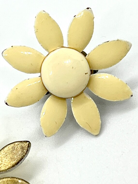 Off-White Flower Power Clip Earrings, 1960s - image 8