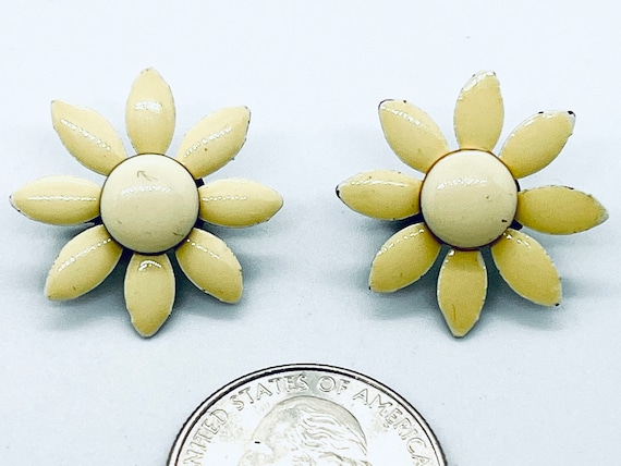 Off-White Flower Power Clip Earrings, 1960s - image 1