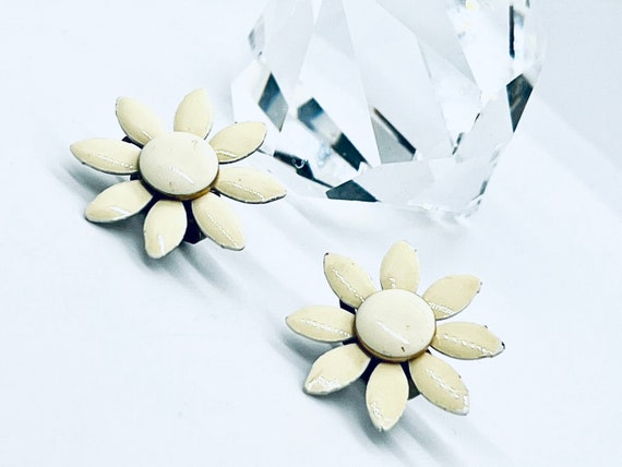 Off-White Flower Power Clip Earrings, 1960s - image 6