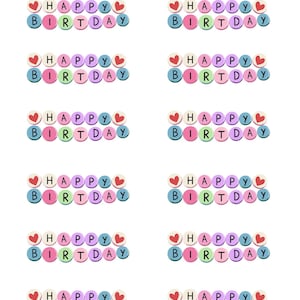 Puede incluir: Seis filas de botones redondos de colores que deletrean "Feliz cumpleaños" con un corazón al principio y al final de cada fila.