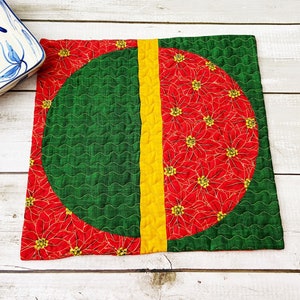 Poinsettia Glow Quilted Table Topper NCU0DDK1099