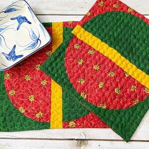 Poinsettia Grace Quilted Table Topper NCU0DDK1100