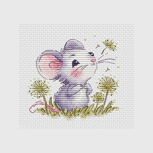 Peut inclure: Une souris de dessin animé mignonne avec un nez et des oreilles roses est assise dans un champ d'herbe verte et de pissenlits. La souris regarde les pissenlits qui soufflent dans le vent.