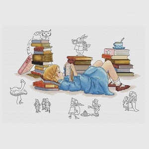 Può includere: Una ragazza con un vestito blu giace su una pila di libri, leggendo un libro. È circondata da altri libri, un gatto, un coniglio e altri personaggi di Alice nel Paese delle Meraviglie.