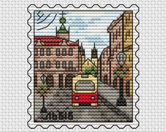 Peut inclure: Un timbre-poste de style vintage avec une illustration colorée d'une scène de rue de la ville. Le timbre représente un bus rouge et jaune, des bâtiments et un lampadaire. Le texte "Tallinn" est imprimé en bas du timbre.