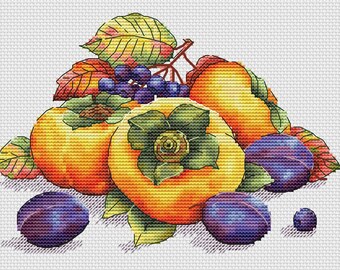 Puede incluir: Un bodegón con un grupo de caquis maduros, ciruelas y uvas. Los caquis son de color naranja y amarillo, las ciruelas son de color morado oscuro y las uvas son de color azul oscuro. La fruta está dispuesta sobre un fondo blanco con hojas verdes.