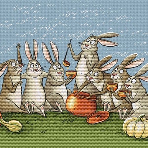 Puede incluir: Un grupo de siete conejos marrones reunidos alrededor de una olla grande de color naranja, algunos sosteniendo pequeños cuencos naranjas. Dos calabazas y una calabaza están en el suelo frente a ellos. Los conejos están disfrutando de una comida juntos.