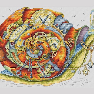 Puede incluir: Un diseño de punto de cruz de un caracol con una concha compuesta por relojes, engranajes y manecillas. El cuerpo del caracol es una mezcla de naranja, amarillo y verde, con una cabeza azul. Pequeños colgantes de reloj cuelgan del cuello del caracol.