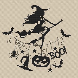 Könnte beinhalten: Schwarzweißes Kreuzstichmuster mit einer Hexe, die auf einem Besen mit einem Kürbis, Fledermäusen und einem Spinnennetz fliegt. Der Text "BOO!" ist im Design enthalten.