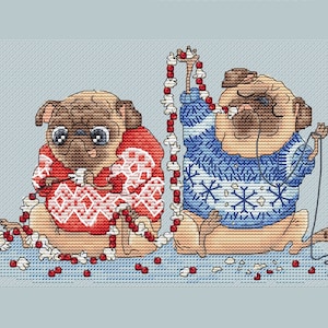 Könnte beinhalten: Kreuzstichbild von zwei Möpsen, die Pullover tragen und Dekorationen aufhängen. Einer trägt einen roten Pullover mit weißen Schneeflockenmustern, der andere einen blauen Pullover mit weißen Schneeflockenmustern. Die Möpse sind von roten und weißen Dekorationen umgeben.