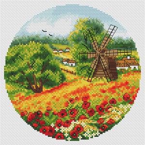 Puede incluir: Un diseño de bordado de punto de cruz que presenta un molino de viento en un campo de amapolas rojas. El molino de viento es marrón con detalles blancos y está rodeado de árboles verdes y un pequeño pueblo en el fondo.