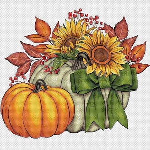 Puede incluir: Un diseño de punto de cruz con una escena de cosecha otoñal. Dos girasoles y hojas de otoño adornan una calabaza blanca con un lazo verde. Una calabaza naranja se encuentra delante, con bayas rojas.