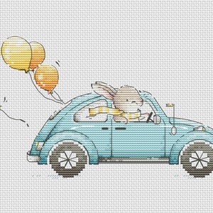 Può includere: Un'auto blu con un coniglio che guida, tenendo uno scialle giallo e guidando con un volante giallo. L'auto ha quattro palloncini gialli legati alla parte posteriore.