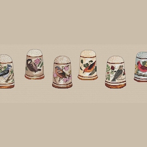 Pode incluir: Conjunto de seis dedal de cerâmica branca com ilustrações de pássaros coloridos. Cada dedal apresenta uma espécie de pássaro diferente com detalhes florais.