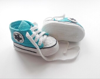 Crochet baby sneakers. Converse style baby booties, newborn booties, newborn gift. Mom and baby, 0-3 months