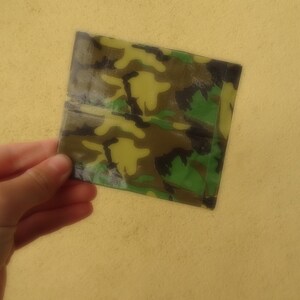 Puede incluir: Un trozo de cinta adhesiva de camuflaje doblado por la mitad.