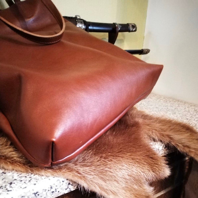 GENUINE LEATHER TOTE Minimalistic style Medium size Chestnut color Women shoulder bag Tote with zipper Leather purse Free personalisation