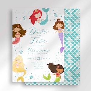 Puede incluir: Una invitación de cumpleaños con temática de sirenas con fondo blanco y escamas azules y verdes. La invitación dice "Dive into Five" y "Come shell-ebrate Arianna's Fifth Birthday". La invitación también incluye la fecha "March 21" y la hora "at 8 PM".