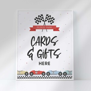 Park Cards and Gifts Here Feestbord voor verjaardag raceauto | Bord voor racefeest van 8 x 10 direct downloaden