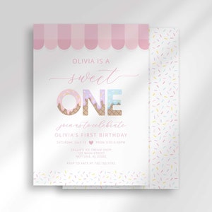 Puede incluir: Una invitación rosa y blanca con un diseño de cono de helado para un primer cumpleaños. La invitación dice "Olivia is a sweet one" e incluye detalles sobre la fiesta, incluyendo la fecha, la hora y la ubicación.