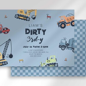 Puede incluir: Una invitación de cumpleaños azul claro con vehículos de construcción. La invitación dice "LIAM'S DIRTY 3rd-y" con detalles del evento. El diseño incluye ilustraciones de una grúa, una excavadora y un camión volquete.