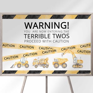 Könnte beinhalten: Ein druckbares Schild mit dem Text "ACHTUNG! Sie betreten jetzt die SCHRECKLICHEN ZWEI  Vorgehen Sie mit Vorsicht" in schwarzer Schrift auf weißem Hintergrund. Gelbes und schwarzes Warnband mit dem aufgedruckten Wort "ACHTUNG" umgibt den Text. Auf dem Schild sind fünf gelbe Baumaschinen abgebildet, darunter ein Kipplaster, ein Betonmischer, ein Bulldozer und zwei Bagger.