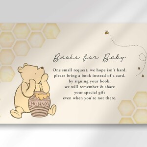 Pode incluir: Um convite para um chá de bebé com o tema do Ursinho Pooh. O cartão apresenta uma ilustração de desenho animado do Ursinho Pooh com um pote de mel. O texto diz "Books for Baby" e pede aos convidados que tragam um livro em vez de um cartão.