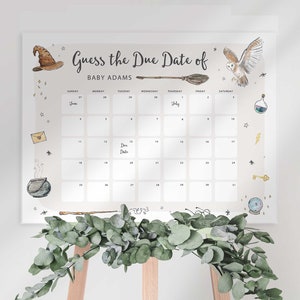 Peut inclure: Un calendrier imprimable blanc sur le thème de Harry Potter. Le calendrier est décoré d'illustrations d'un chapeau de sorcière, d'un hibou, d'une baguette magique, d'un chaudron et d'autres objets magiques. Le texte "Guess the Due Date of Baby Adams" est en haut du calendrier.