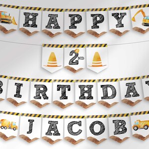 Puede incluir: Un conjunto de banderines para un segundo cumpleaños, con las palabras "HAPPY BIRTHAY JACOB" en letras negras esbozadas. El conjunto incluye ilustraciones de vehículos y conos de tráfico con temática de construcción.