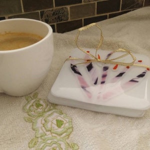 Ensemble de sous-verres en verre fondu.