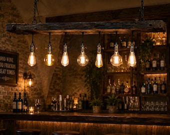 Puede incluir: Una lámpara colgante de viga de madera rústica suspendida por cadenas, con siete bombillas estilo Edison con filamentos de luz cálida. La viga horizontal de madera oscura proporciona un soporte lineal para los siete casquillos.