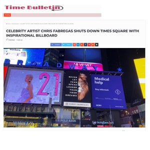 Pode incluir: Um grande outdoor na Times Square, Nova Iorque, apresentando um an&uacute;ncio rosa e branco com o n&uacute;mero 21. O outdoor &eacute; cercado por outros an&uacute;ncios, incluindo um para LG Velvet, um para U.S. Polo Assn. e um para Sunglass Hut. O outdoor tamb&eacute;m apresenta uma cita&ccedil;&atilde;o de Chris Fabregas: "Nunca deixe o medo falar mais alto que seus sonhos."