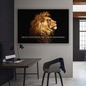 Pode incluir: Uma cita&ccedil;&atilde;o motivacional, "BELIEF IS THE ENERGY THAT POWERS YOUR DREAMS", &eacute; exibida em um fundo preto com um perfil de cabe&ccedil;a de le&atilde;o dourado.