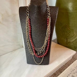 Premier Designs Y2K Statement Halsband – Guldfärgat vinrött med konstpärlor Pensionerat designerplagg