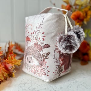 Woodland Türstopper, Igel, Eichhörnchen, Rotkehlchen und Hase Türstopper, Velourstoff mit Pom Poms, Cottage Decor