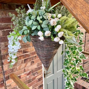 Winterhangmand, winterhortensia, blauweregen en groen, kunsthangmand met witte bloemen