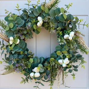 Corona de eucalipto para puerta de entrada: decoración con vegetación estilo cabaña