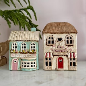 Hand bemalt Keramik Cottage Teelichthalter , The Gift Shop oder Antique Shop