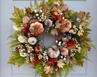 Herbstlicher Kürbiskranz: Samtkürbisse, Beeren & Seidenblätter