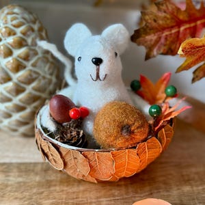 Rato de feltro branco no ninho: enfeite alegre para decoração de casa de campo